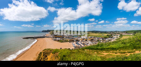 BRIDPORT, Dorset, Großbritannien - 6 May 2018: West Bay von den Klippen in den Osten. Im Landesinneren, die Stadt von bridport können auch gesehen werden. Stockfoto