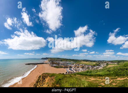 BRIDPORT, Dorset, Großbritannien - 6 May 2018: West Bay von den Klippen in den Osten. Im Landesinneren, die Stadt von bridport können auch gesehen werden. Stockfoto