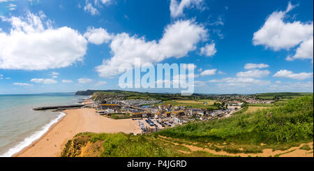 BRIDPORT, Dorset, Großbritannien - 6 May 2018: West Bay von den Klippen in den Osten. Im Landesinneren, die Stadt von bridport können auch gesehen werden. Stockfoto