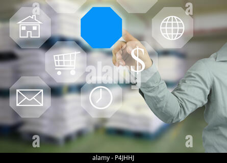 Geschäftsmann mit einer leeren blauen Symbol zeigen, Vorstellung von ihrer Arbeit Geschäft auf Lager blur Hintergrund. Stockfoto