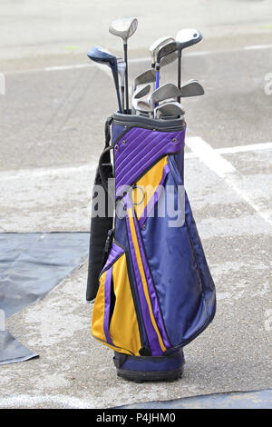 Verschiedenen Golf Clubs im Sport Tasche Stockfoto