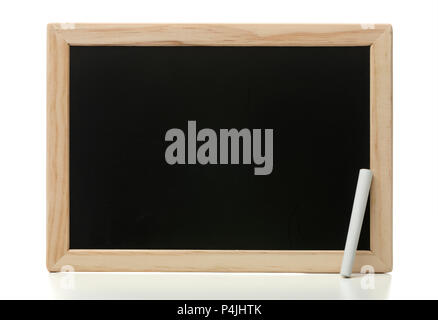 Leere Holz- Tafel mit Kreide auf weißem Hintergrund Stockfoto