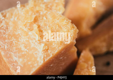 Nahaufnahme der köstlichen Parmesan auf Holz Schneidebrett Stockfoto