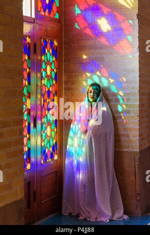 Shiraz, Iran - 26. März 2018: Die muslimische Frau in Nasir Ol-Molk Moschee beten, auch bekannt als Rosa Moschee in Morgen Stockfoto