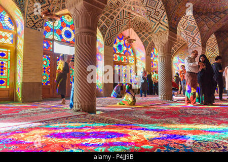 Shiraz, Iran - 26. März 2018: Einrichtung von Nasir Ol-Molk Moschee, auch bekannt als Rosa Moschee in Morgen Stockfoto