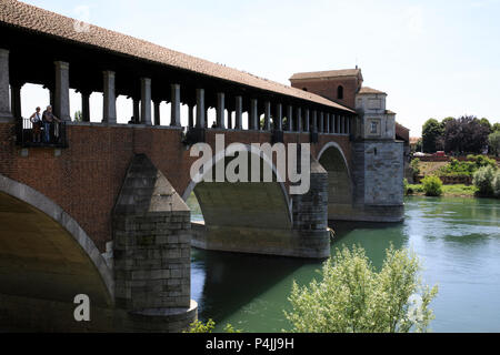 Der Ponte Coperto (Brücke), auch als die Ponte Vecchio (Alte Brücke), ein Backstein und Stein Bogen Brücke über Fluss Ticino in Pavia, Lombar bekannt Stockfoto