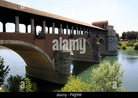 Der Ponte Coperto (Brücke), auch als die Ponte Vecchio (Alte Brücke), ein Backstein und Stein Bogen Brücke über Fluss Ticino in Pavia, Lombar bekannt Stockfoto