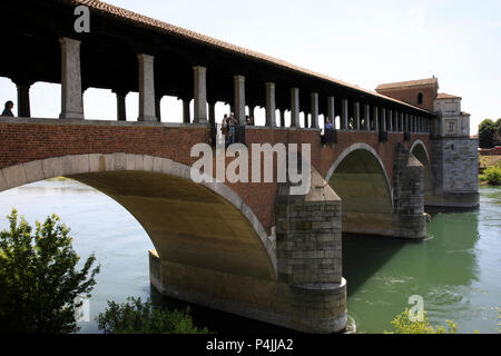 Der Ponte Coperto (Brücke), auch als die Ponte Vecchio (Alte Brücke), ein Backstein und Stein Bogen Brücke über Fluss Ticino in Pavia, Lombar bekannt Stockfoto