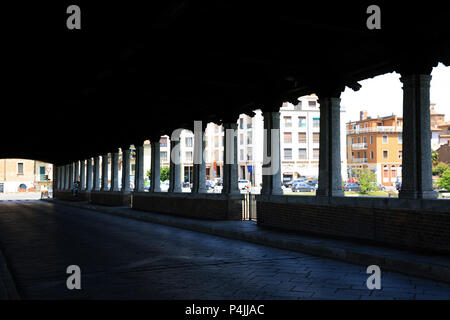 Der Ponte Coperto (Brücke), auch als die Ponte Vecchio (Alte Brücke), ein Backstein und Stein Bogen Brücke über Fluss Ticino in Pavia, Lombar bekannt Stockfoto