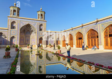 Shiraz, Iran - 26. März 2018: Innenhof der Nasir Ol-Molk Moschee, auch bekannt als Rosa Moschee Stockfoto