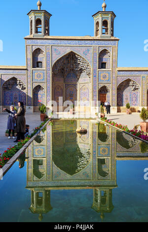 Shiraz, Iran - 26. März 2018: Innenhof der Nasir Ol-Molk Moschee, auch bekannt als Rosa Moschee Stockfoto