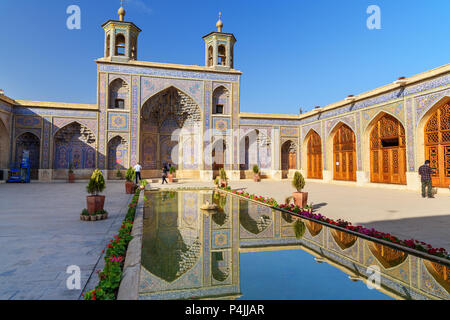 Shiraz, Iran - 26. März 2018: Innenhof der Nasir Ol-Molk Moschee, auch bekannt als Rosa Moschee Stockfoto