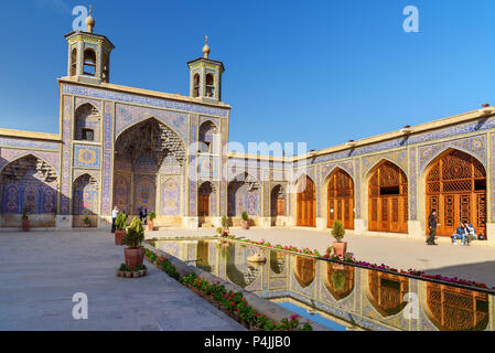 Shiraz, Iran - 26. März 2018: Innenhof der Nasir Ol-Molk Moschee, auch bekannt als Rosa Moschee Stockfoto