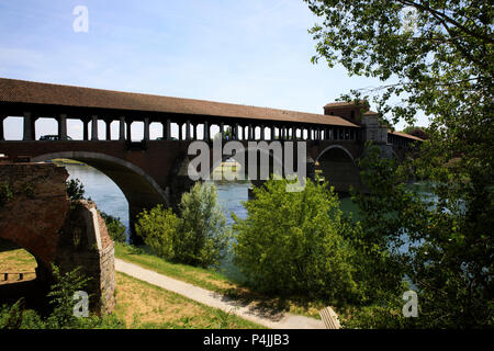 Der Ponte Coperto (Brücke), auch als die Ponte Vecchio (Alte Brücke), ein Backstein und Stein Bogen Brücke über Fluss Ticino in Pavia, Lombar bekannt Stockfoto