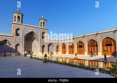 Shiraz, Iran - 26. März 2018: Innenhof der Nasir Ol-Molk Moschee, auch bekannt als Rosa Moschee Stockfoto