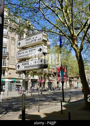 Direktionale Verkehrszeichen im 19. Arrondissement, Paris, Frankreich. Stockfoto