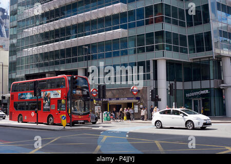 Das Relais Gebäude und Verkehr auf Whitechapel High Street in London E1 Stockfoto