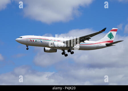 Eine MEA Middle East Airlines Airbus A 330-243, Registriernummer OD-MED, nähert sich eine Landung. Stockfoto