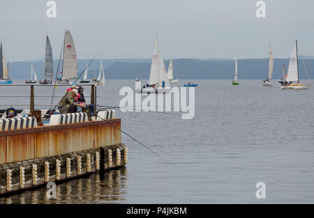Russland, Wladiwostok, 06/12/2018. Viele Segelschiffe (Yachten) Vorbereitung für den Wettbewerb auf dem Meer. Mehrere Fischer Fischfang im Vordergrund. Schöne lan Stockfoto
