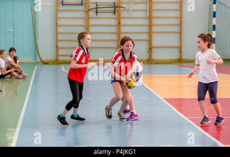 Russland, Wladiwostok, 04/28/2018. Kinder spielen Handball indoor. Sport und körperliche Aktivität. Ausbildung und Sport für Kinder. Stockfoto