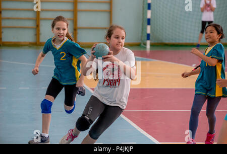 Russland, Wladiwostok, 04/28/2018. Kinder spielen Handball indoor. Sport und körperliche Aktivität. Ausbildung und Sport für Kinder. Stockfoto