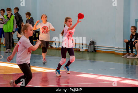 Russland, Wladiwostok, 04/28/2018. Kinder spielen Handball indoor. Sport und körperliche Aktivität. Ausbildung und Sport für Kinder. Stockfoto