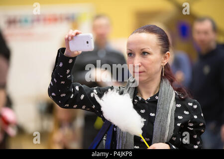 Belarus, Gomel, am 10. März 2018. Kinder Urlaub bei der Eröffnung des Stores Caravan. eine Frau an einem Event Bilder nimmt mit einem Mobiltelefon und e Stockfoto