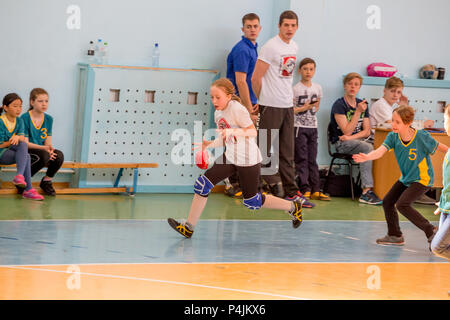 Russland, Wladiwostok, 04/28/2018. Kinder spielen Handball indoor. Sport und körperliche Aktivität. Ausbildung und Sport für Kinder. Stockfoto