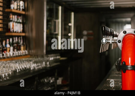 Bier Rohrgewindebohrer in modernen Pub Stockfoto