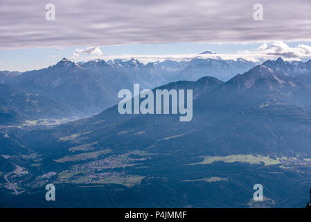 Blick von hafelekarspitze in Innsbruck zu Bergwelt des Stubaitals und Innsbruck, Österreich Stockfoto