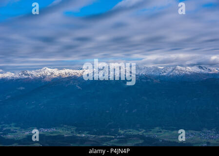 Blick von hafelekarspitze in Innsbruck zu Bergwelt des Stubaitals und Innsbruck, Österreich Stockfoto