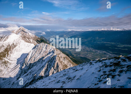 Blick von hafelekarspitze in Innsbruck zu Bergwelt von Innsbruck Tal, Österreich Stockfoto