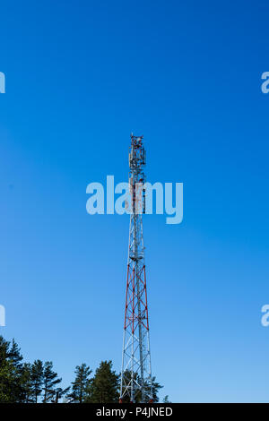 Rote und weiße Farbe Antenne repeater Turm auf blauer Himmel ohne Wolken. Telecommunication Tower mit Antennen. Bild vertikal. Kopieren space.communication Antennen auf Stahl mast Stockfoto