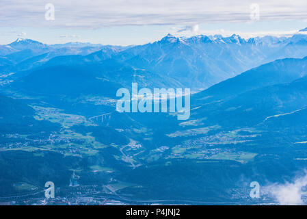 Blick von hafelekarspitze in Innsbruck zu Bergwelt des Stubaitals und Innsbruck, Österreich Stockfoto