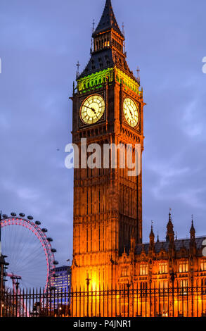 Ein Blick auf die berühmten Londoner neogotische Wahrzeichen, der Clock Tower, oder Elizabeth Tower, mehr bekannt als Big Ben, in der Nacht mit Beleuchtung. Stockfoto