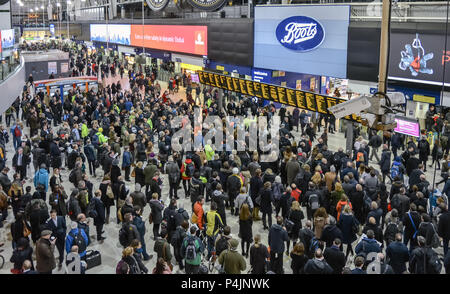 Leute, die vor der Zeit in abendlichen Hauptverkehrszeit am Waterloo Bahnhof in der Mitte des zentralen Eingangsbereich Stockfoto