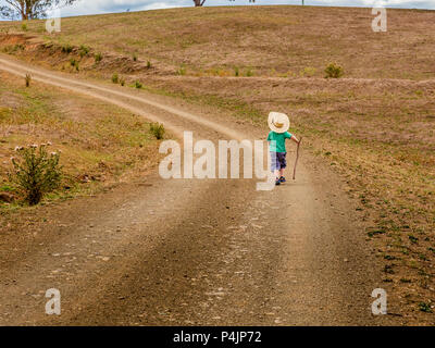 Kleiner Junge allein wandern in der Natur, in der oberen Hunter Valley, NSW, Australien. Stockfoto