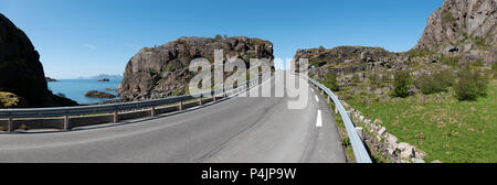 Die Straße nach Henningsvær, Lofoten, Norwegen. Stockfoto