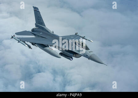 F-16 Fighting Falcons auf dem 120 Fighter Squadron, Colorado Air National Guard Zug durch verschiedene Luft zugewiesen während Sabre Streik 18. Juni 18, 2018 Air Combat Übung scenerios über der Ostsee. Sabre Streik ist die achte Iteration des langjährigen US-Army Europe - LED-kooperative Ausbildung übung, die Interoperabilität zwischen den Verbündeten und Partnern in der Region zu verbessern. Die diesjährige Übung stattfinden. Juni 3-15, wobei der Schwerpunkt auf die Verbesserung der operativen Fähigkeiten zu Lande und in der Luft mit einer zusätzlichen Taste Ziel mit der NATO verstärkte Präsenz Weiterleiten (eFP) Kampftruppen zu trainieren. Stockfoto