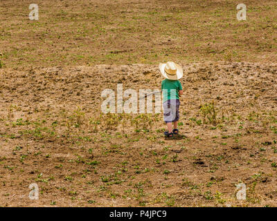 Kleiner Junge allein wandern in der Natur, in der oberen Hunter Valley, NSW, Australien. Stockfoto