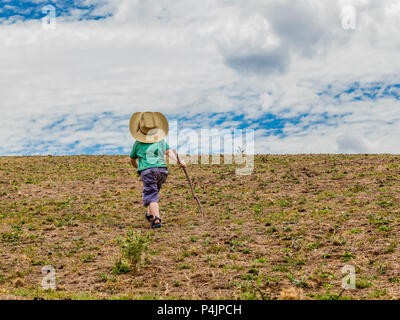 Kleiner Junge allein wandern in der Natur, in der oberen Hunter Valley, NSW, Australien. Stockfoto