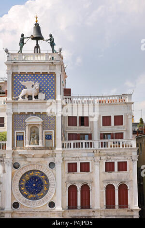 Antike Uhr Torre dell'Orologio in San Marco, Venedig, Italien. Mit Gesicht und Tierkreiszeichen Detail. Wahrzeichen Venedigs. Astrologische Uhr in Venedig Stockfoto