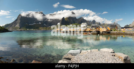 Anita's Seafood Restaurant, Reine Fischerdorf, Lofoten, Norwegen. Stockfoto