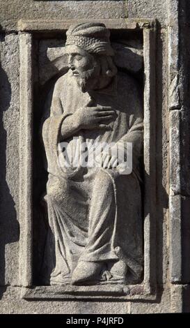 ESTATUA DEL CORO PETREO ROMANICO (SIGLO XII) REUTILIZADA EN LA PUERTA SANTA TAMBIEN LLAMADA DEL PERDON. Autor: Meister Mateo (C. 1150 - C. 1200). Lage: CATEDRAL - AUSSEN, SANTIAGO DE COMPOSTELA, La Coruña, Spanien. Stockfoto