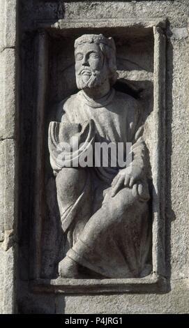 ESTATUA DEL CORO PETREO ROMANICO (SIGLO XII) REUTILIZADA EN LA PUERTA SANTA TAMBIEN LLAMADA DEL PERDON. Autor: Meister Mateo (C. 1150 - C. 1200). Lage: CATEDRAL - AUSSEN, SANTIAGO DE COMPOSTELA, La Coruña, Spanien. Stockfoto