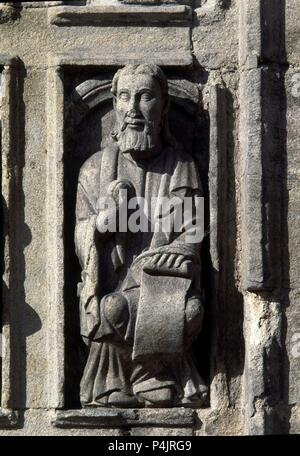 ESTATUA DEL CORO PETREO ROMANICO (SIGLO XII) REUTILIZADA EN LA PUERTA SANTA TAMBIEN LLAMADA DEL PERDON. Autor: Meister Mateo (C. 1150 - C. 1200). Lage: CATEDRAL - AUSSEN, SANTIAGO DE COMPOSTELA, La Coruña, Spanien. Stockfoto