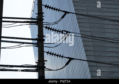 Zu Kabel, Transformatoren und Architektur in Bangkok. Stockfoto