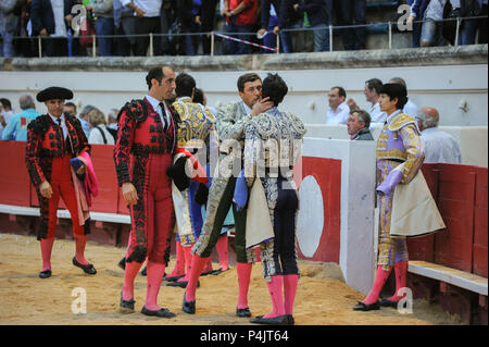 August 13, 2015 - Beziers, Frankreich: Französisch matador Sébastien Castella (R), einer der bekanntesten Stierkämpfer der Welt, Uhren wie andere stierkämpfer sich nach einer Corrida in seiner Geburtsstadt Béziers gratulieren. Trotz der wachsenden Opposition von Tier rechte Gruppen, Stierkampf bleibt populär in Süd frankreich. Stierkampf Liebhaber berichten, dass die Praxis noch mehr echt ist in Südfrankreich als in den Nachbarländern, weil Spanien Stierkampf auf kommunaler Ebene organisiert wird, durch Gruppen von Menschen die tauromachy Traditionen verpflichtet. Corrida organizee dans le cadre de Stockfoto