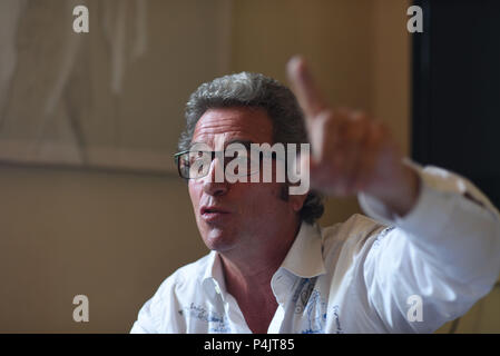 August 12, 2015 - Beziers, Frankreich: Porträt von Robert Marge, Direktor des Beziers Arena und Stier stockbreeder. Trotz der wachsenden Opposition von Tier rechte Gruppen, Stierkampf bleibt populär in Süd frankreich. Stierkampf Liebhaber berichten, dass die Praxis noch mehr echt ist in Südfrankreich als in den Nachbarländern, weil Spanien Stierkampf auf kommunaler Ebene organisiert wird, durch Gruppen von Menschen die tauromachy Traditionen verpflichtet. Portrait du Directeur des arenes De Beziers, Robert Marge, Avant l'Ouverture de La Corrida. Stockfoto