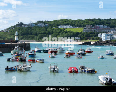 St. Ives Hafen mit Fischerbooten günstig auf einem Sommertag blue sky blue sea mit smeatons Pier auf der linken Seite des Bildes Cornwall Stockfoto